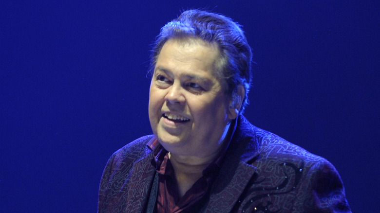 Alan Osmond regardant au loin pendant une performance sur scène