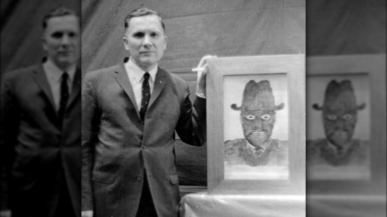 Albert K. Bender avec un croquis de l'homme en noir