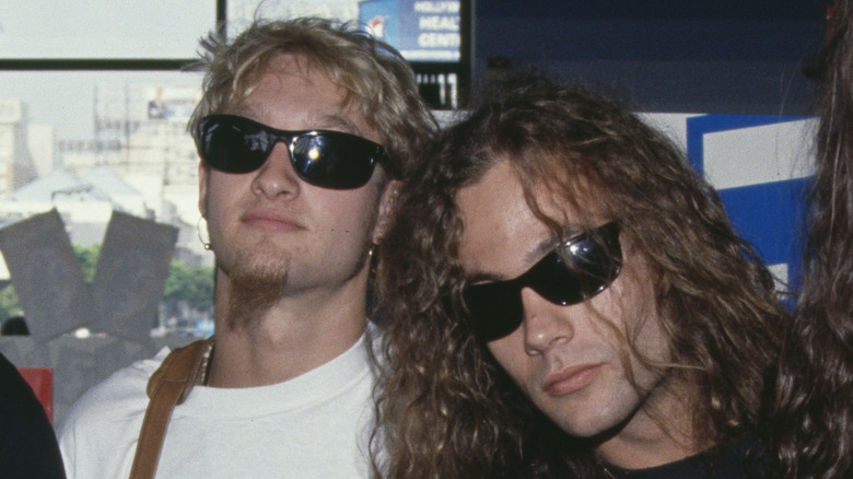 Layne Staley et Mike Starr sérieux avec des lunettes de soleil