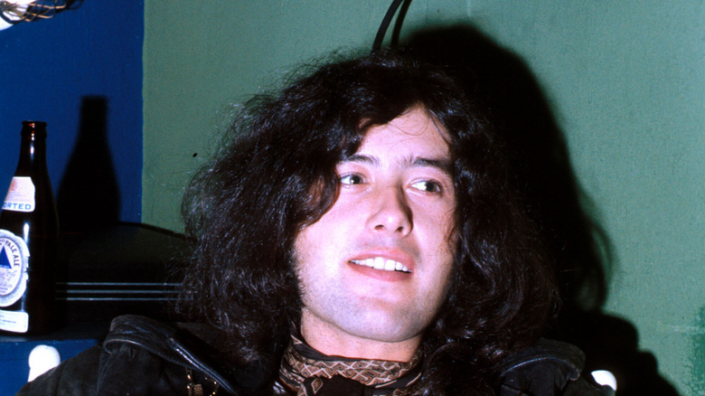 Jimmy Page souriant dans le green room