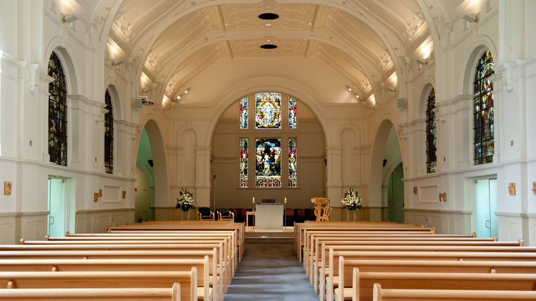 Intérieur d'une église lumineuse