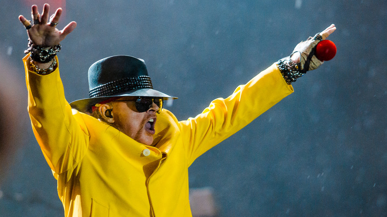 Axl Rose portant une veste jaune lors d'une performance en 2011 à Rio de Janeiro