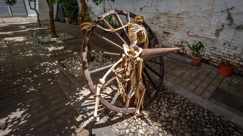 Squelette brisé sur le chevalet devant un musée