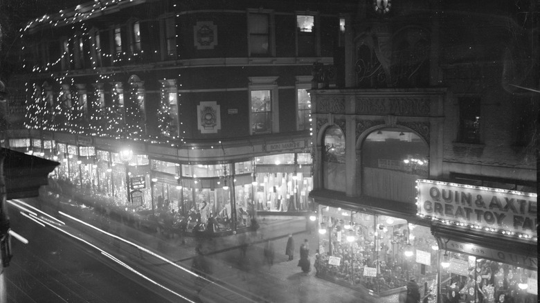 Lumières de Noël sur des grands magasins