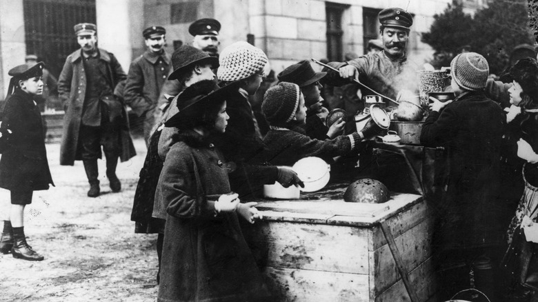 Enfants dans une soupe populaire