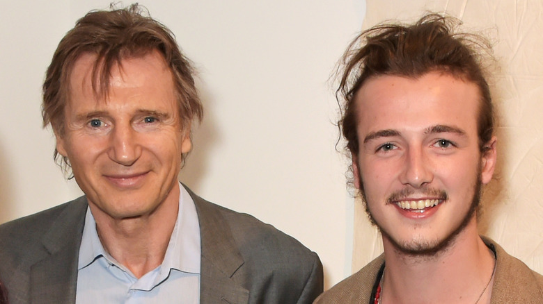 Liam Neeson et son fils Micheal souriant