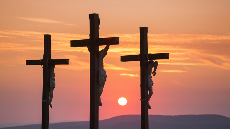 Une statue représentant trois personnes crucifiées