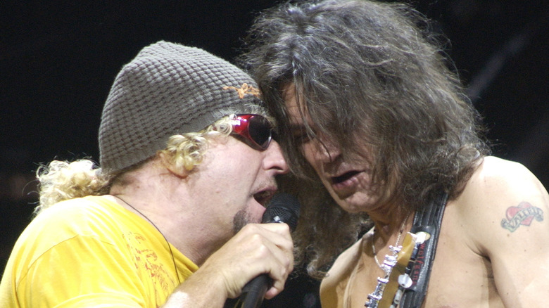 Sammy Hagar et Eddie Van Halen proches sur scène pendant un concert en 2004