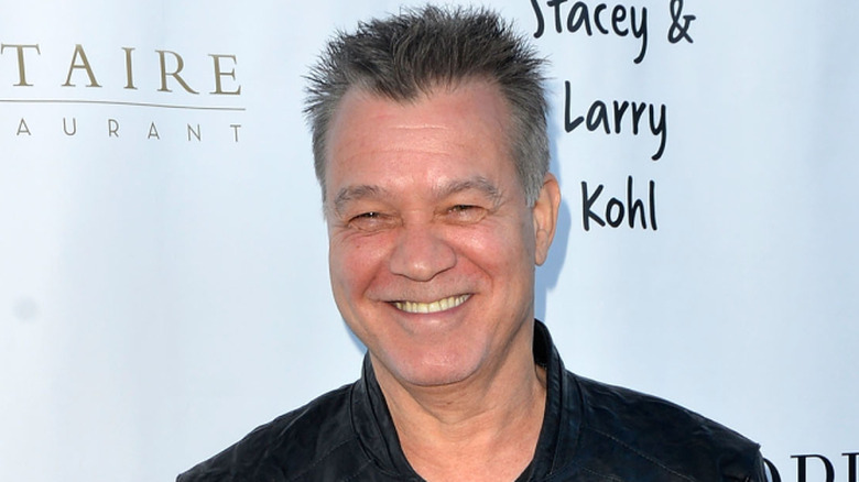 Eddie Van Halen souriant dans une veste en cuir