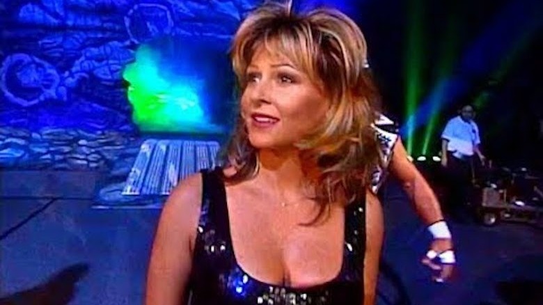 Miss Elizabeth fait son entrée dans le ring