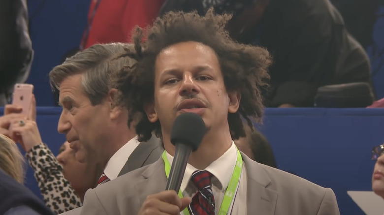 Eric André avec un micro à la RNC