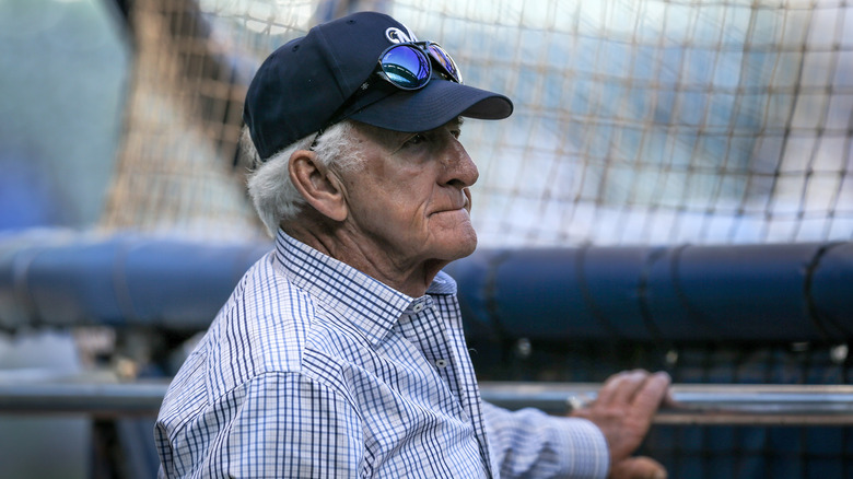 Bob Uecker dans une pose pensive