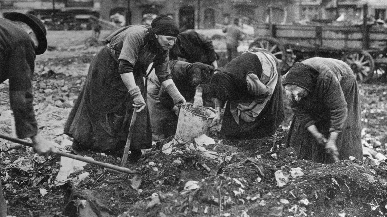 Femmes allemandes fouillant dans les déchets