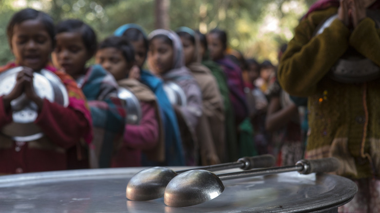 Riz servi aux enfants d'école