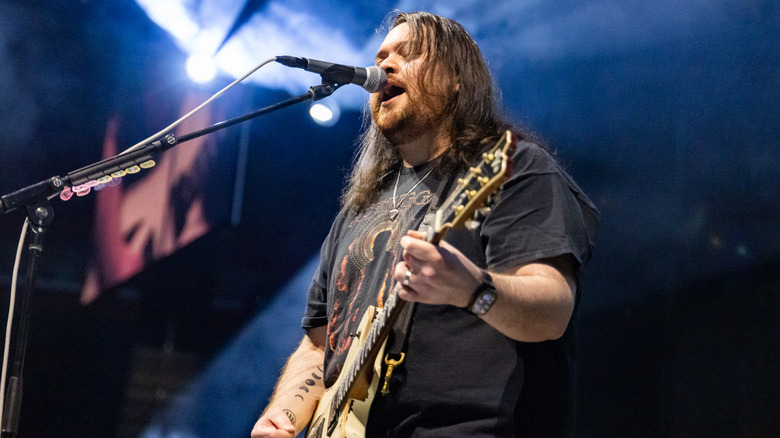 Wolfgang Van Halen chantant et jouant de la guitare au Little Caesars Arena