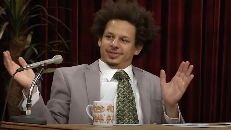 Eric André montrant ses mains dans l'Eric André Show