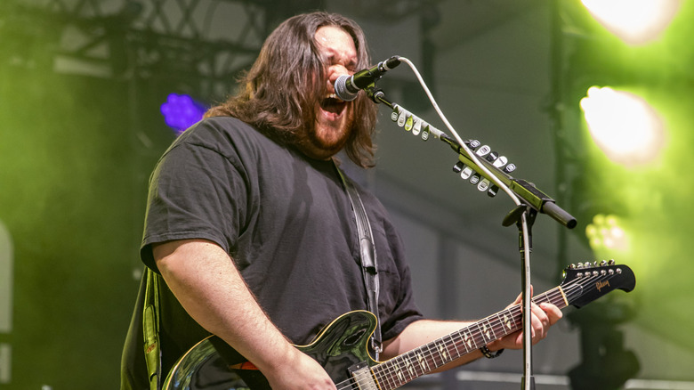 Wolfgang Van Halen chantant et jouant de la guitare sur scène au festival Shaky Knees en 2021