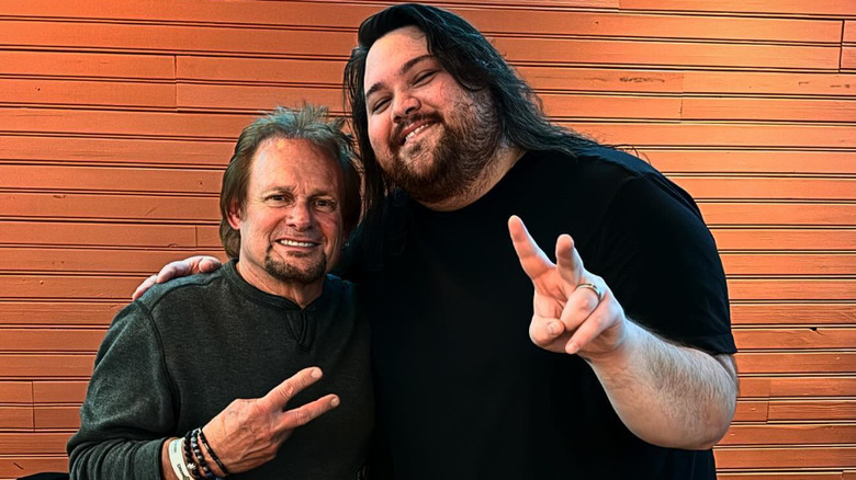 Michael Anthony souriant posant avec Wolfgang Van Halen pour une photo