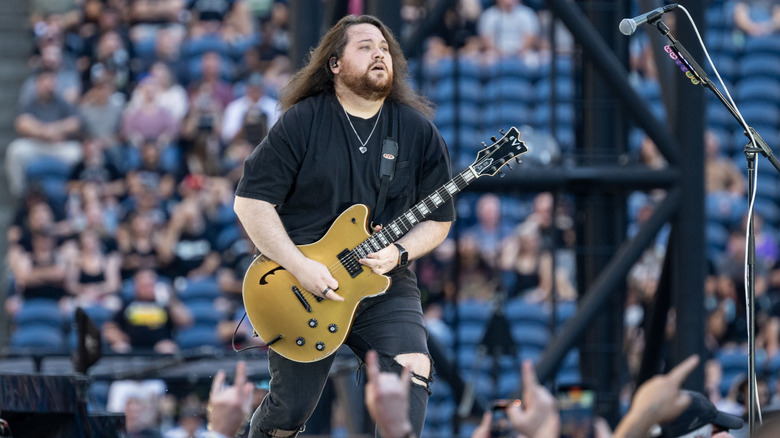 Wolfgang Van Halen jouant de la guitare sur scène au Lumen Field en 2024