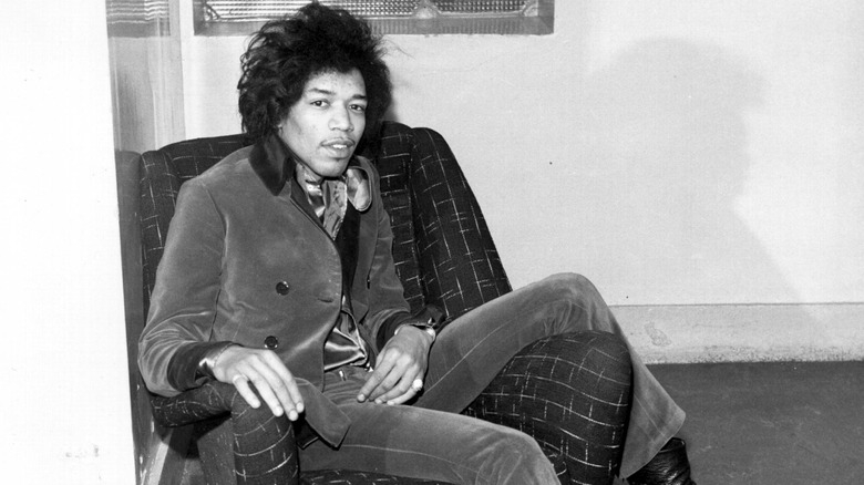 Jimi Hendrix assis sur un fauteuil