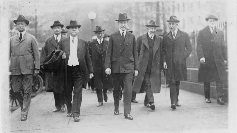 Le Président Coolidge avec les membres de la Commission des Beaux-Arts