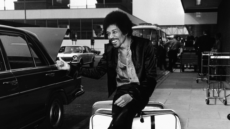 Jimi Hendrix prétendant faire de l'auto-stop