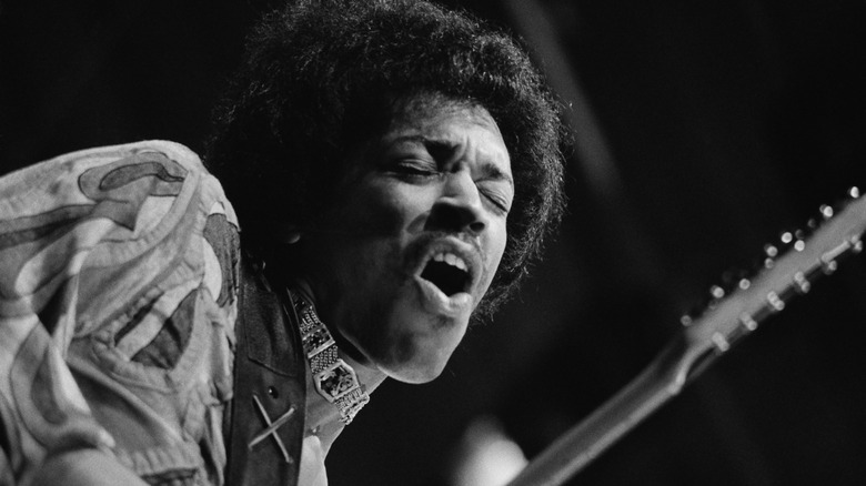 Jimi Hendrix faisant une grimace en jouant au festival de l'Isle de Wight