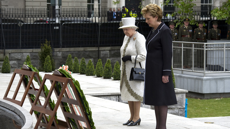 La Reine Elizabeth déposant une gerbe au Jardin de la Mémoire