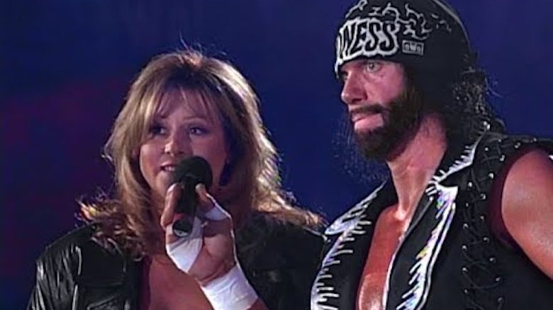 Elizabeth coupe une promo avec Randy Savage