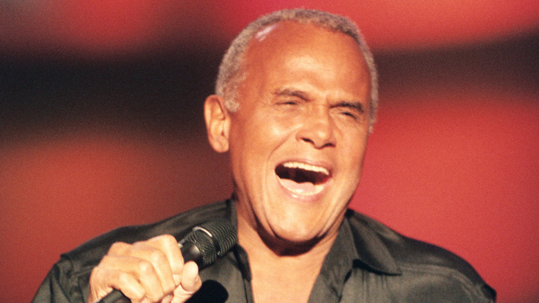 Harry Belafonte chantant dans un microphone sur scène