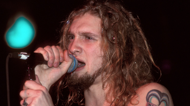 Layne Staley en train de chanter avec de longs cheveux et torse nu