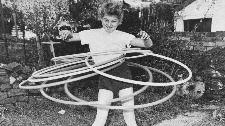 Filles jouant avec des hula hoops