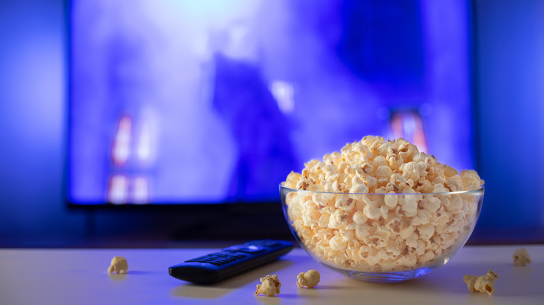 Bol de pop-corn sur un futon