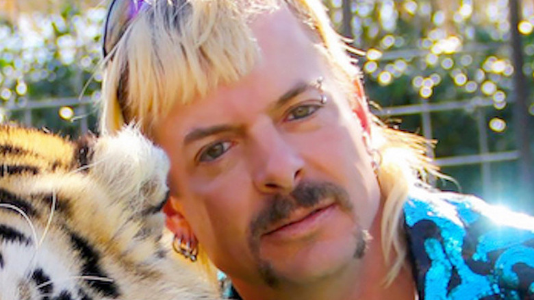 Joe Exotic posant avec un tigre