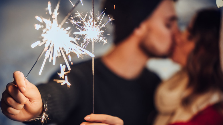 Baiser lors de l'événement du Nouvel An