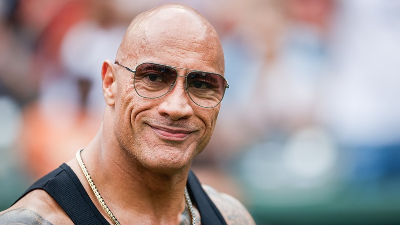 Dwayne Johnson en débardeur et chaîne