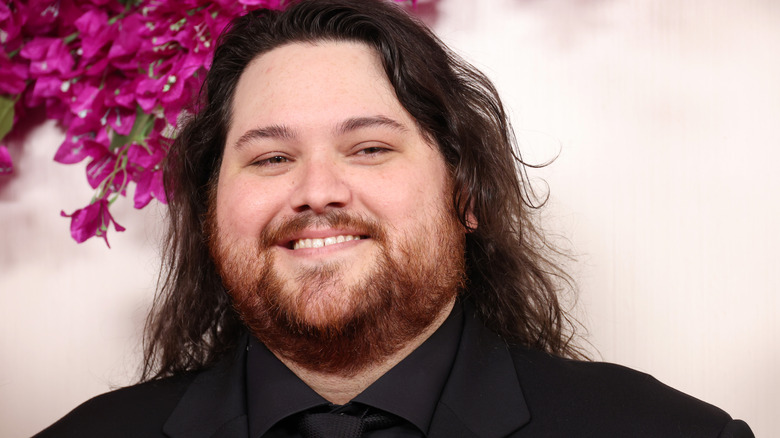 Wolfgang Van Halen souriant lors des Academy Awards 2024