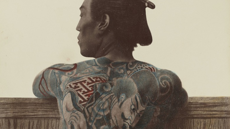 Tatouage dans le dos d'un membre de la yakuza