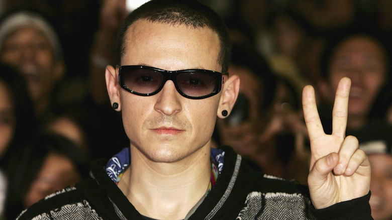 Chester Bennington donnant un signe de paix avec des lunettes de soleil