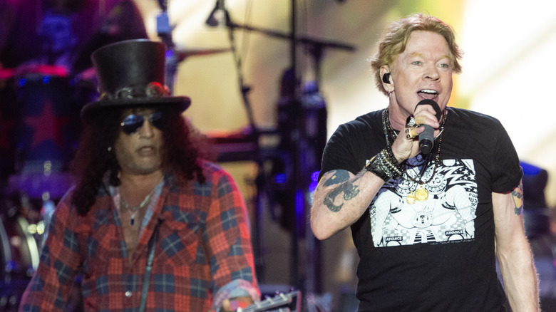 Slash et Axl Rose en concert avec Guns N' Roses