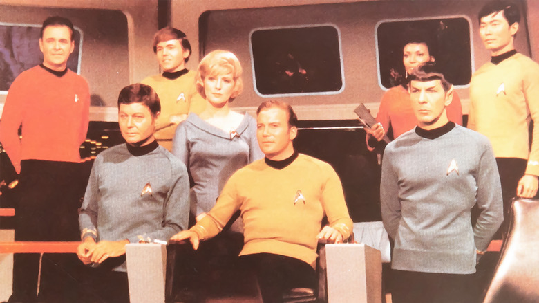 Une photo de l'équipage de Star Trek des années 60 sur le pont de l'Enterprise