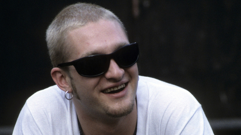 Layne Staley souriant avec des lunettes de soleil et une boucle d'oreille