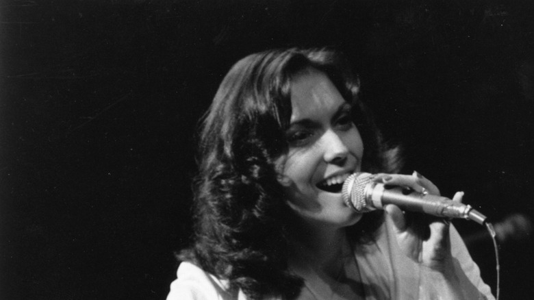 Karen Carpenter, chanteuse tenant un microphone et chantant