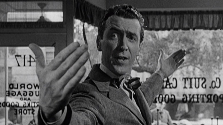 George Bailey (Jimmy Stewart) fait des courses de valise