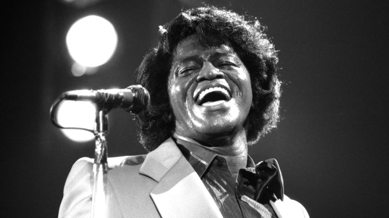 James Brown chante