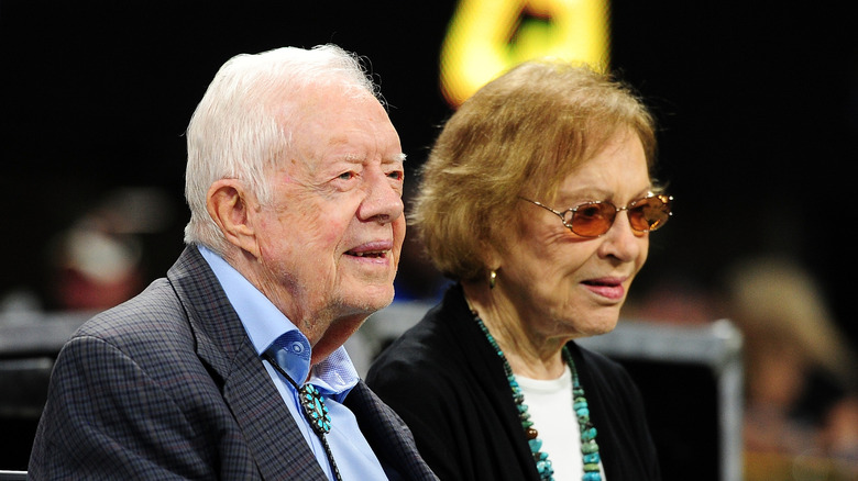 Un Jimmy et Rosalynn Carter âgés assis côte à côte