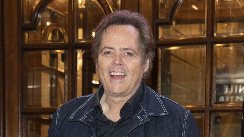 Jimmy Osmond sourit et quitte un théâtre