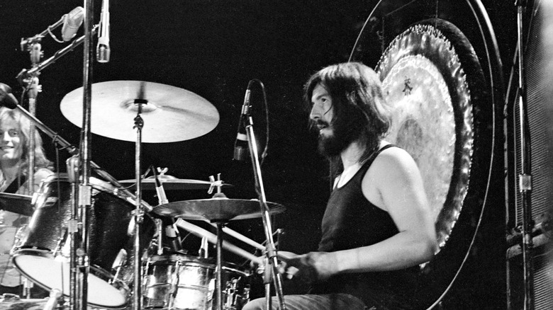 John Bonham au kit de batterie avec un gong