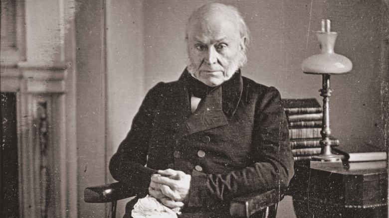 John Quincy Adams en vieillissant, assis à un bureau