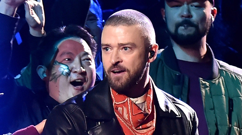 Justin Timberlake et danseurs performe au spectacle de mi-temps du Super Bowl 2018